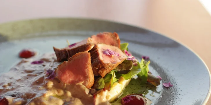 Vepřová panenka připravená metodou sous-vide s gratinovanými bramborami dauphinoise a houbovou omáčkou