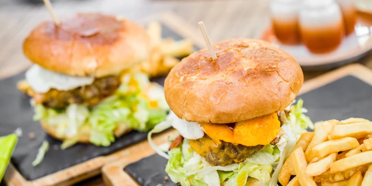 2x 400 g Burger s hranolčekmi, domácou žemľou a domácou majonézou