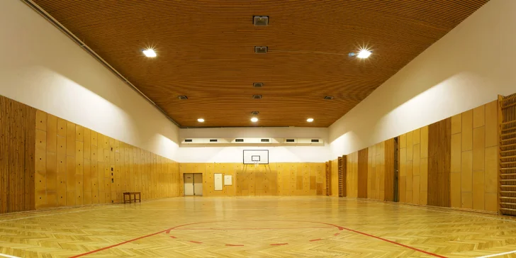 V tělocvičně si můžete zahrát třeba basketbal nebo floorbal. Vybavení vám půjčí. 