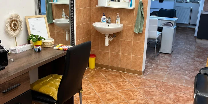 Permanentní make-up se nanáší do vrchní vrstvy pokožky.
