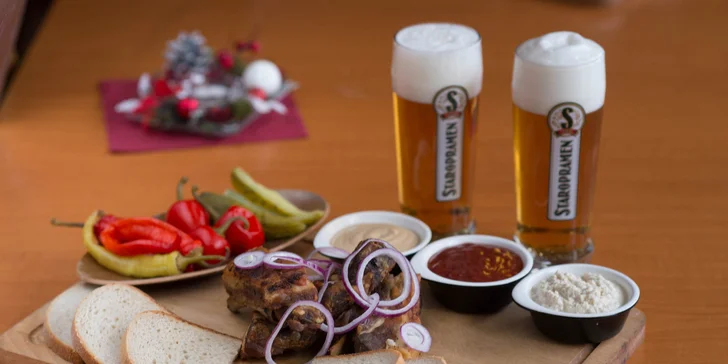  500 g grilovaných bravčových rebierok horčica, kečup, chren, čalamáda, kyslé uhorky, feferóny, baranie rohy, 6 polkrajcov chleba, 2 × 0,5 l čapovaného piva Staropramen 10°