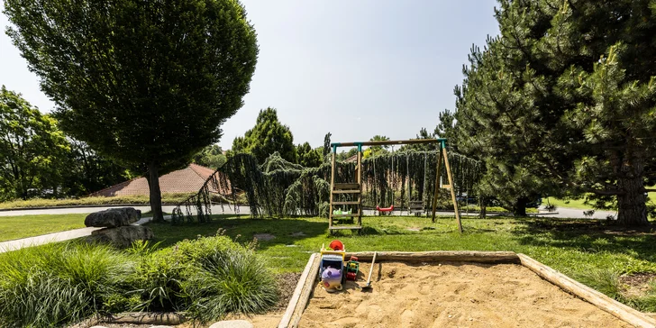 Zabaví se tu i vaši neposedové – venku na ně čeká parádní hřiště.