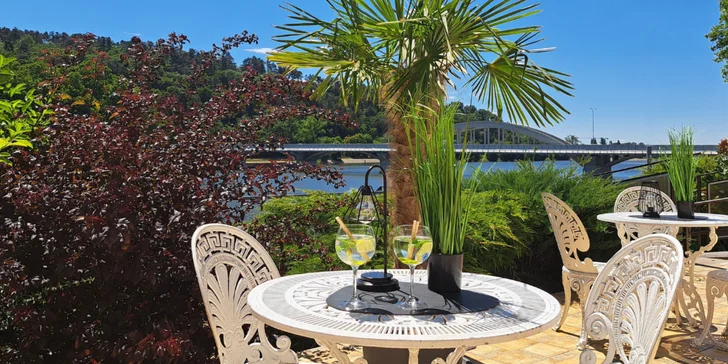 Hotel Magnólia leží priamo pri Váhu