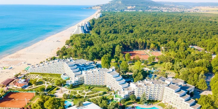 Resort je citlivě zasazen do klidného prostředí plného vzrostlých stromů a udržovaných květinových záhonů.