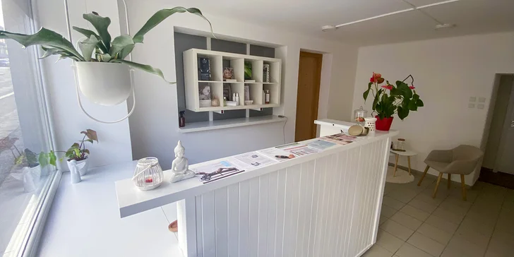 Masáž využívá terapeutické teplo sopečných kamenů k hlubokému uvolnění ztuhlých svalů.