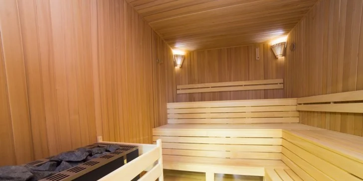 U chaty stojí malý dřevěný srub, ve kterém se nachází pravá finská sauna s venkovním bazénkem. 