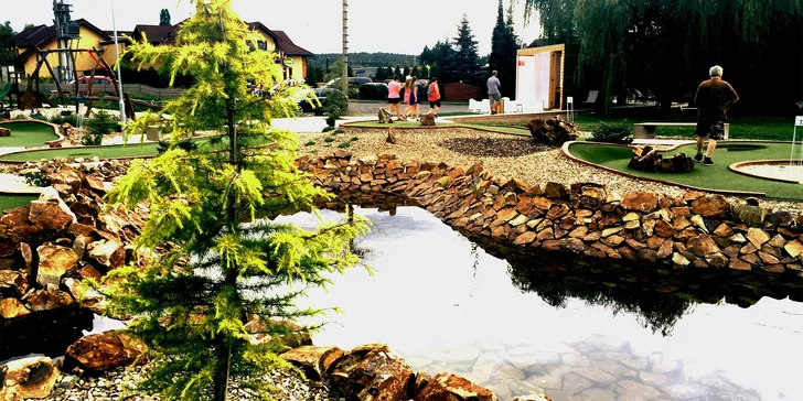 Čeká na vás parádní hřiště s 18 jamkami.