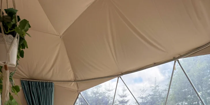 Glampingový stan nabízí spaní až pro 4 osoby, je tu klasická manželská postel a k tomu loftové spaní.