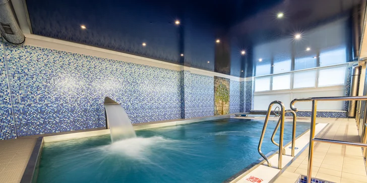 Hostům je za příplatek k dispozici také bazén (8 × 4 m), vířivka a sauna.