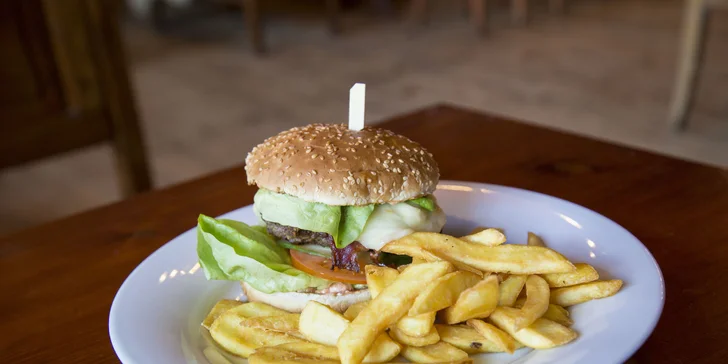 V burgerovém menu nemohou chybět ani hranolky. Dostanete jich 200 g pro každého. 