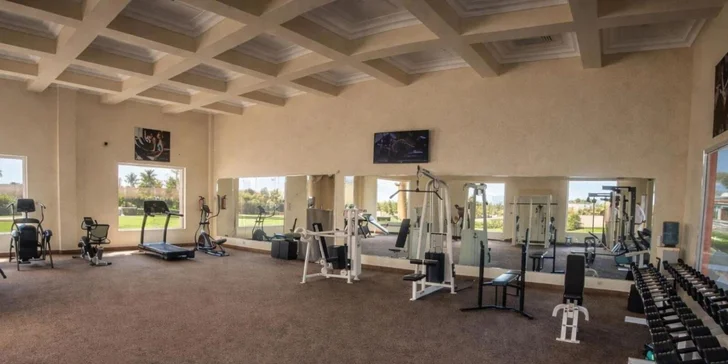 Zdarma můžete využívat fitness centrum, aerobik, aqua aerobik, strečink, jógu, plážový volejbal, squash, stolní tenis, šnorchlování, bocciu, šipky i kulečník. 