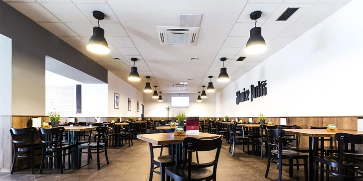 Restaurace se nachází v ulici 28. října, nedaleko tramvajových zastávek Daliborova a Prostorná.