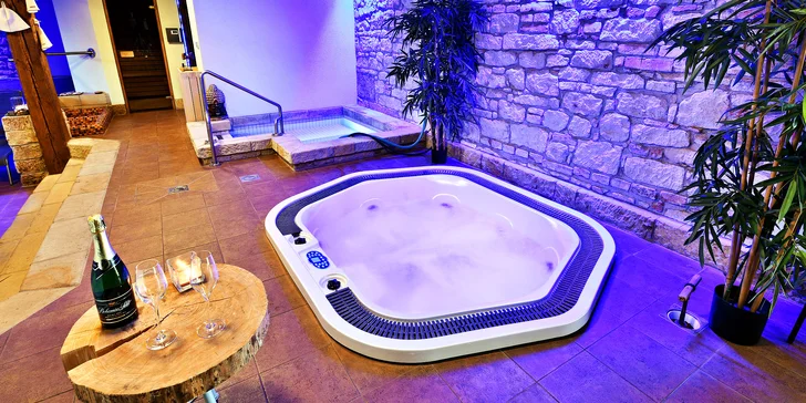 Kromě výtečných snídaní si ke každé noci pobytu dopřejete hodinu v privátním wellness, kterou si zpestříte také láhví sektu.