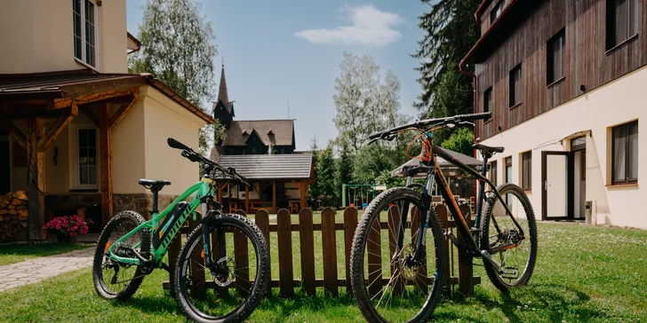 Samotná budova je umístěna v zahradě (společně s budovou Apartmány Na Bílé).