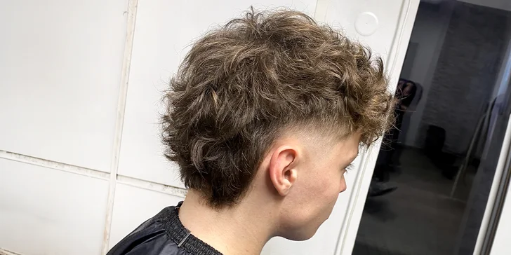 Ve dnech pondělí, středa nebo pátek vám tu zkušený barber vyšvihne pánský klasický střih do vytracena, a to včetně úpravy boků, kontur a horní části a konečné úpravy.