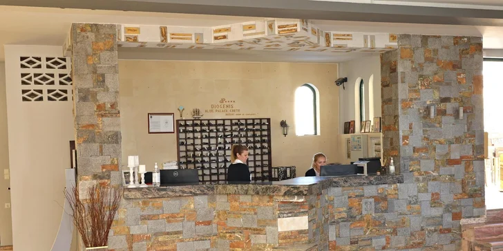 Hlavní restaurace s výhledem na bazén a terasou vás pozve k objevování rozmanitosti krétské stravy. 