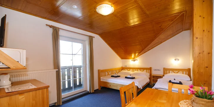 V každém pokoji je k dispozici manželská postel a jednolůžko, TV, minibar a mikrovlnná trouba.
