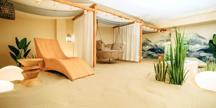 Sabbia Med Beach nájdete priamo v hoteli. Vďaka svetelným prvkom a jemnému piesku táto miestnosť simuluje oddych na skutočnej pláži.