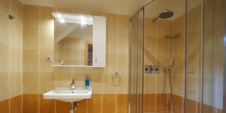 Ke každému apartmánu i pokoji samozřejmě patří vlastní koupelna.