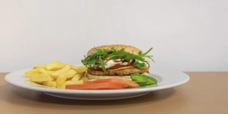 Dostanete buď burger s kuřecím nebo čedarem, nebo quesadillu. 