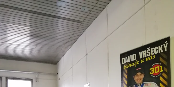 Všechny simulátory jsou síťově propojené, a můžete tak závodit až v 10 jezdcích na jedné trati. 