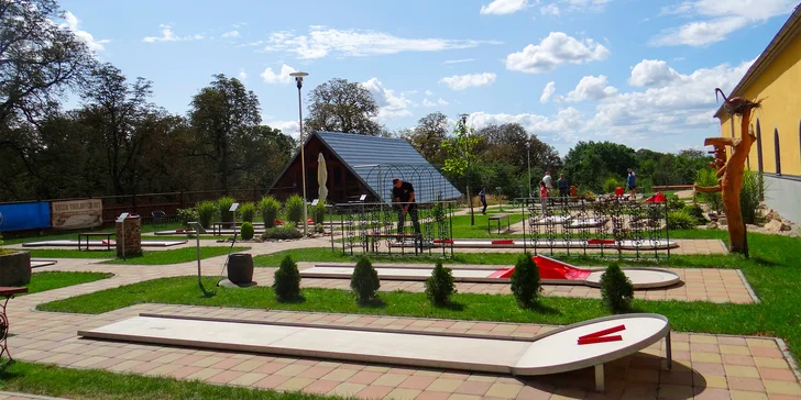 Celodenní vstup na minigolf pro 2 osoby nebo celou rodinu a nápoj k tomu