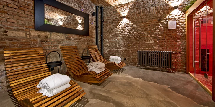 Součástí wellness je klidová zóna s lehátky.