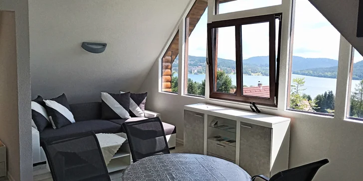 Chata disponuje dvěma samostatnými apartmány, každý má svůj vlastní vstup. 