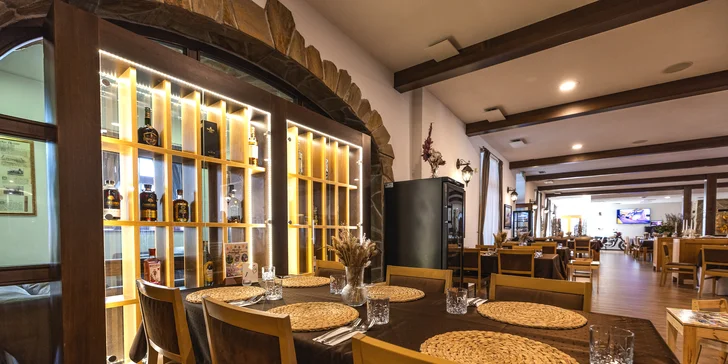 Restaurace s vyhřívanou terasou s výhledem na celý resort.