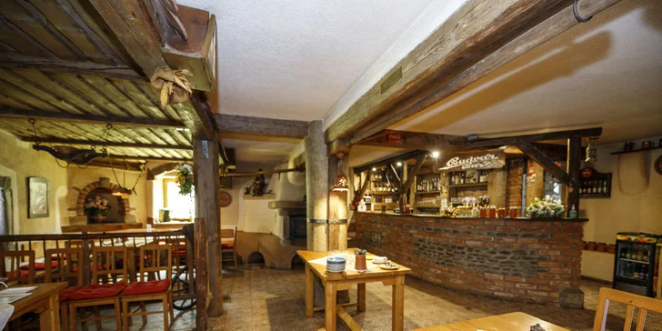 Ve stylové restauraci, které dominují velká kamna, si každý den pochutnáte na snídani i večeři.