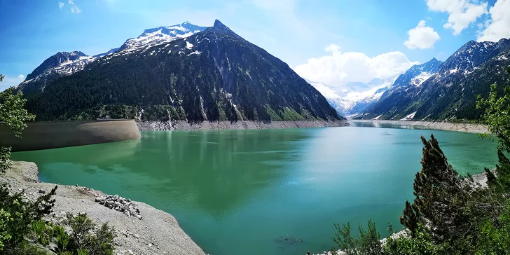 V okolí je spousta krásných míst, co jen čekají, až je objevíte. Třeba jezero Gerlos. 