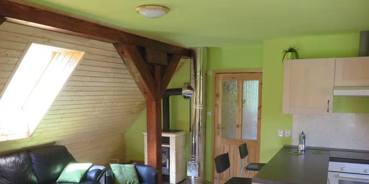 Dokonale útulně se ve svém apartmánu budete cítit, když zapraská dřevo v kamnech. Romantika na deštivý večer zaručena.