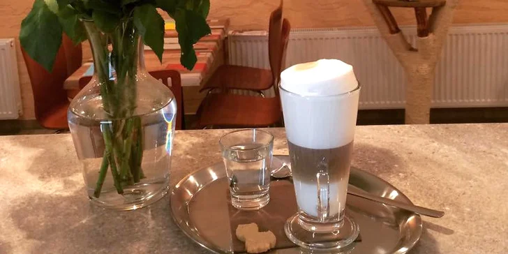 Vaří tu voňavou a vždy čerstvou kávu všeho druhu.