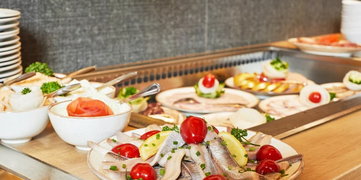 Na večeru sa môžete tešiť na štvorchodové servírované menu podľa vlastného výberu doplnené o bohatý šalátový bufet.