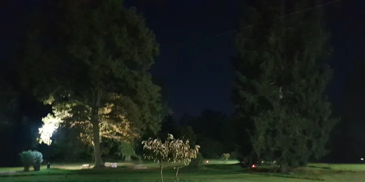 Hrát můžete ve dne nebo zkusit noční hru pod umělým světlem.