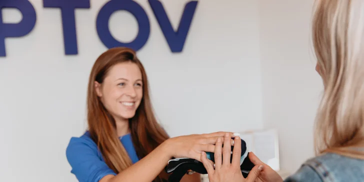 Pred prvým vstupom vám zaškolený personál vysvetlí všetky dôležité informácie o procedúre a následne sa prezlečiete do predpísaného odevu, ktorý je v cene vocheru a bude vás chrániť pred vznikom omrzlín počas pobytu v extrémne nízkej teplote.