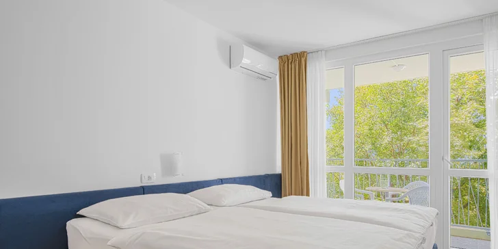 Ubytujete se ve dvoulůžkovém pokoji s balkonem, kde oceníte prostornost, klimatizaci a jednoduchou přímořskou eleganci. 