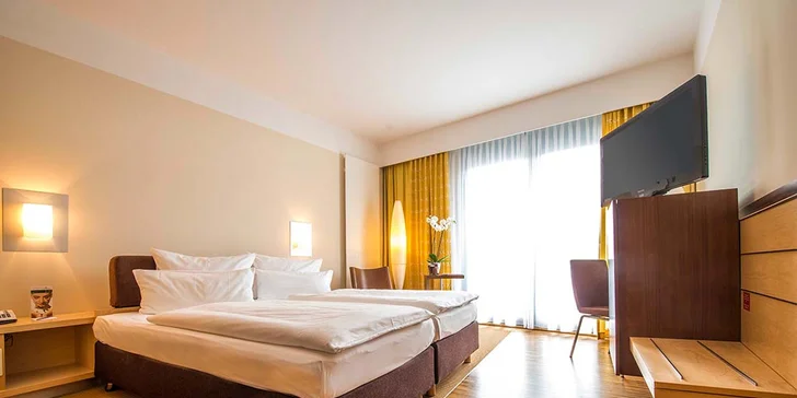 Bydlet budete v komfortním dvoulůžkovém pokoji Superior nebo Relax s výhledem na jezero.