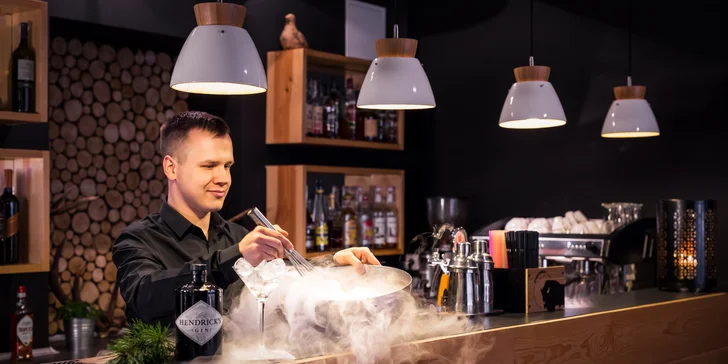 V hotelu je i dětská herna, dospělí zase mohou skočit na drink.