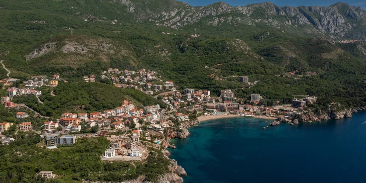 Do ikonickej dedinky Sveti Stefan dôjdete pešo za cca 2 km. Do historickej Budvy je to 7 km.