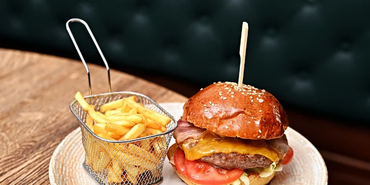 Čeká tu na vás šťavnatý burger, a to pivovarský či jalapeños, nebo vepřová žebírka v pivní marinádě. 