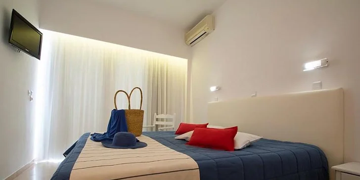 Každý pokoj je vybaven vlastním balkonem nebo terasou, koupelnou s toaletou a fénem. Nechybí lednice, satelitní TV, telefon a Wi‑Fi zdarma. 
