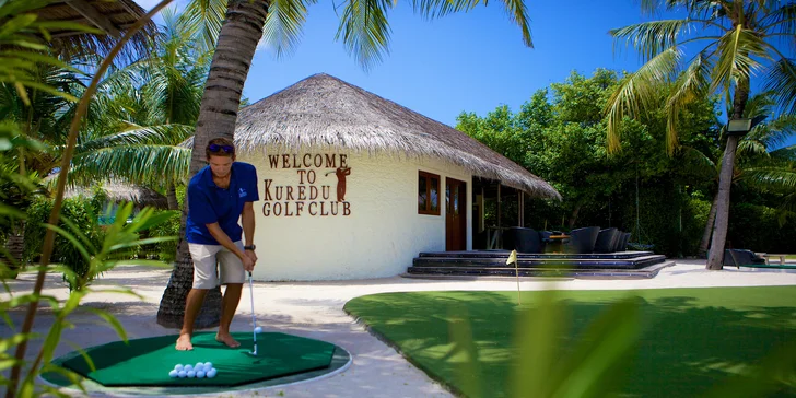 Zahrajte si golf na 6jamkovém golfovém hřišti.