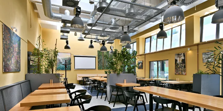 Stěny restaurace zdobí obrazy, které byly dříve vystaveny v Beseder Gallery. 