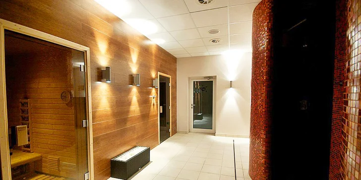 Zhruba 1,2 km od hotelu Toč se nachází partnerský hotel Helios – v ceně víkendového pobytu máte na 90 minut vstup do jeho wellness centra.