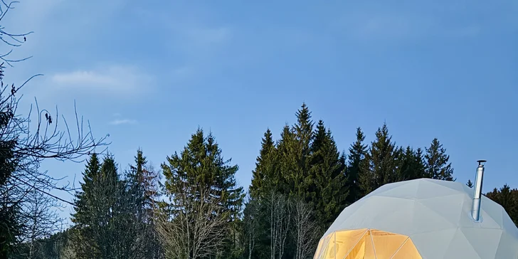 U stanu je ohniště s mramorovou grilovací deskou a posezením. 