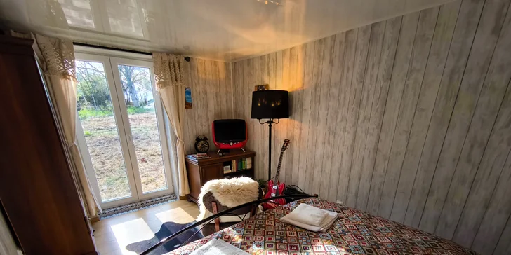 Chata je vybavena v duchu staré Ameriky: funkční jukebox, retro televize, neony, bedny od whiskey, kytara s kombem a další.