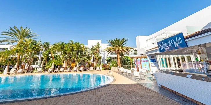 Hotel disponuje venkovním bazénem s lehátky a slunečníky zdarma.