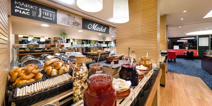 Každé ráno pro vás bude v hotelové restauraci připravena bufetová snídaně. 