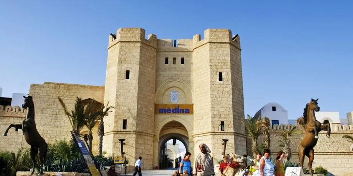 Zajímavostí letoviska je Medina Mediterranea, uměle vybudovaná historická medina s hradbami, kavárnami a trhy.